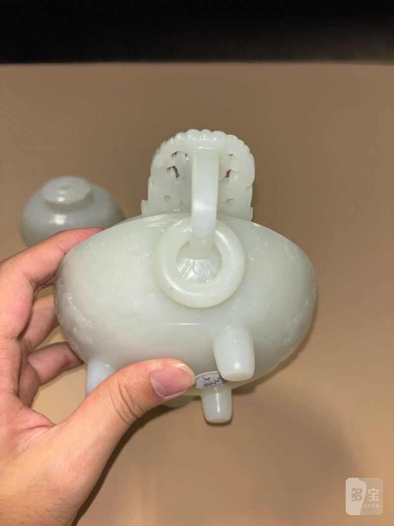 清 白玉饕餮夔龙纹双兽耳连环三足炉 - 图11